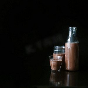 巧克力奶昔玻璃瓶瓶黑色背景