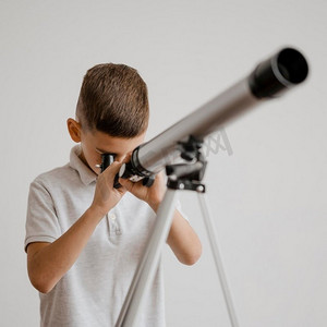 前视男孩使用望远镜课