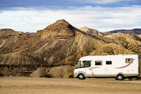 大篷车休闲车露营在Tabernas沙漠，阿尔梅里亚西班牙。与房车旅行西班牙Tabernas沙漠露营车