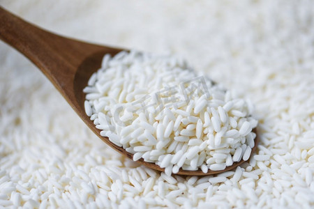 茉莉花白米在袋子里的木勺，收获大米和食物谷物烹饪概念