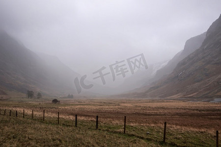忧郁摄影照片_失去的山谷Etive Mor在苏格兰高地的美丽的忧郁的冬季风景图像第10th戏剧性的云头顶