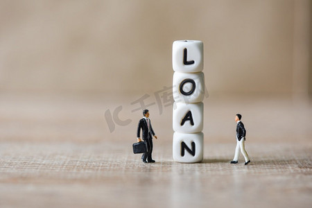 金融贷款谈判概念，商家谈贷款合同协议，商谈公司授信和贷款贷款人