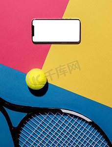 顶视图网球与球拍智能手机