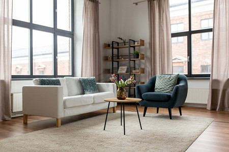 舒适，家具和室内概念-在舒适的家庭起居室带垫子的沙发。舒适的居家起居室配有靠垫的沙发