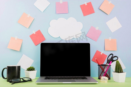 笔记本电脑前壁，带有云纸粘性笔记