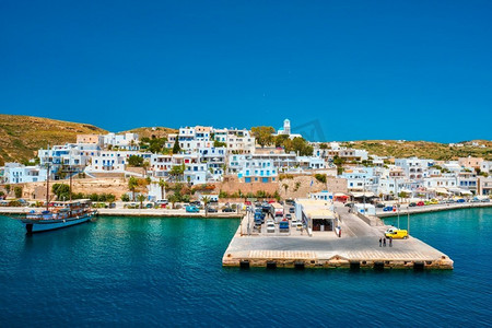 米洛斯岛阿达马斯海港镇。米洛斯，希腊从海上的看法。希腊米洛斯岛阿达马斯港镇