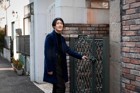 户外开门的人人物特写西服