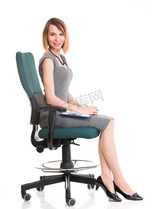 年轻的女商人坐在与她的剪贴板隔绝在白色背景