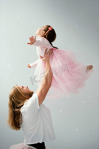 芭蕾舞裙摄影照片_侧面视图父亲女儿芭蕾舞裙