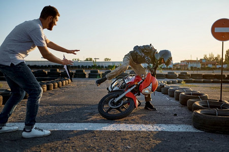 安全摩托车摄影照片_练习，课程，圆锥体，摩托车