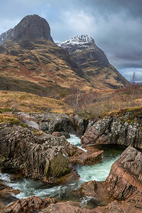 美丽的风景图像充满活力的河科流动下雪山在苏格兰高地 