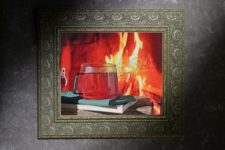 壁炉旁温馨的场景，经典框内有一杯热茶和书