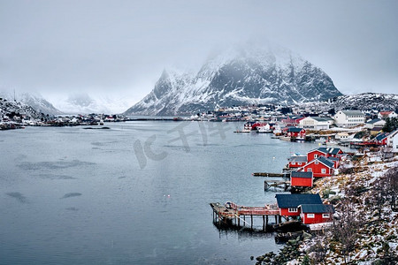 渔村码头摄影照片_Reine渔村罗弗敦群岛与红色罗布房子在冬天与雪。挪威罗弗敦群岛。Reine渔村，挪威