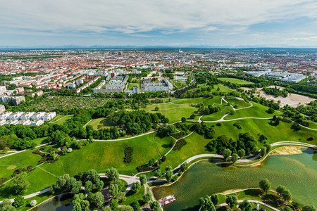 从Olympiaturm（奥林匹克塔）鸟瞰奥林匹克公园。慕尼黑，巴伐利亚，德国。鸟瞰奥林匹亚公园。慕尼黑，德国