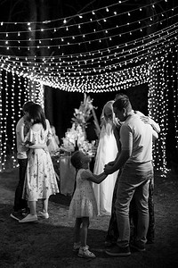 新婚夫妇在温暖的灯光背景下跳的晚舞