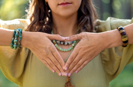 魔法,灵性和超自然的概念-特写女人或女巫在森林里做权力手势的三角形