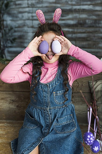女孩与复活节彩蛋显示舌头