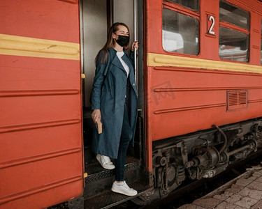 侧视图女人从火车上走下楼梯