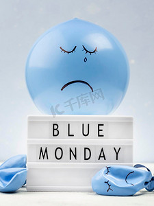 周一，蓝色灯箱的悲伤气球