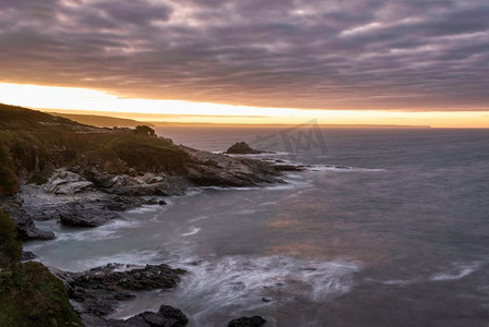 英国康沃尔郡普鲁士湾的穆迪风景日出图像，大气中的天空和海洋