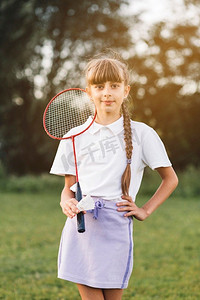 肖像自信的女孩站在羽毛球羽毛球