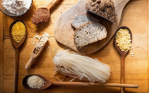 无谷蛋白面粉面包和谷物小米、木薯、亚麻籽、大米、燕麦、扁豆