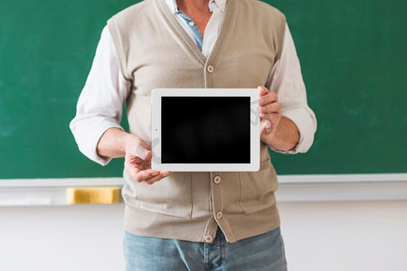 老师学生电脑摄影照片_教授拿着平板电脑的空白教室