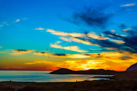 海上的日落。海边的傍晚风景。Calblanque Beach，穆尔西亚，西班牙..日落在海上，卡尔布兰克海滩，西班牙