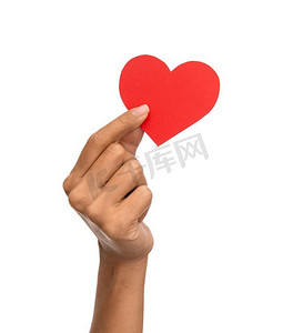 慈善，爱和健康概念—关闭手拿着红色的心在白色背景手拿着红心特写
