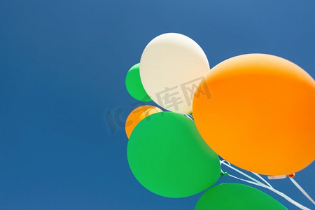 节日，生日和聚会装饰概念—关闭充气氦气气球在蓝天。近拍氦气球在蓝天