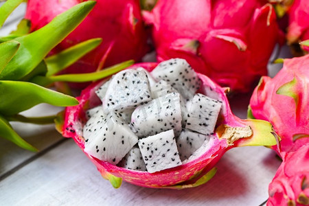 在果皮的火龙果片与pitahaya背景，新鲜白色的火龙果热带在亚洲泰国健康的水果概念