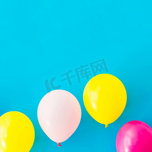 节日气球装饰背景摄影照片_奥林巴斯数码相机.彩色气球蓝色背景