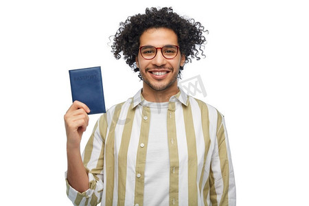 护照签证摄影照片_文件和人的概念—微笑的人与护照在白色背景。带护照的微笑男子