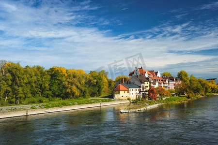 德国巴伐利亚州雷根斯堡多瑙河沿岸的老房子。多瑙河沿岸的房屋。德国巴伐利亚州雷根斯堡