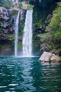 天池摄影照片_天池瀑布是韩国济州岛的旅游景点之一。韩国济州岛天池瀑布