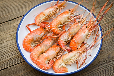 海鲜板新鲜虾烹调在白色板背景，虾在食物桌上的虾—烤虾顶视图