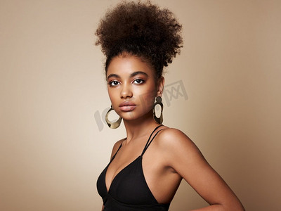 美丽的肖像的非洲裔美国女孩与非洲头发。漂亮的黑人女人。化妆品、化妆品和时尚