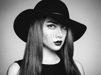 戴着帽子的年轻壮丽女人的时尚照片.美女卡通动漫人物