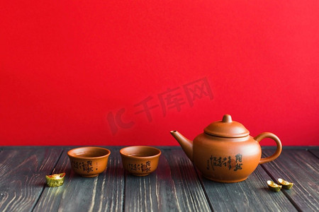 木制茶壶摄影照片_茶壶杯木桌面