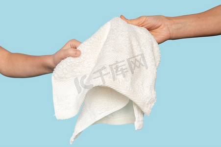 递毛巾的人丝绸家纺毛巾
