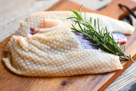 烧烤生鸭胸配香草香料鸭肉皮供食用美味的鸭肉晚餐