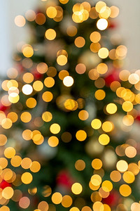 寒假，新年和庆祝概念-模糊的圣诞树灯。模糊的圣诞树彩灯