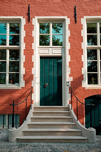 比利时摄影照片_布鲁日门与门的门和一个古老的欧洲房子的窗户。比利时布鲁日。比利时布鲁日的布鲁日住宅入口