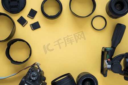 专业单反现代相机，相机配件为黄色背景
