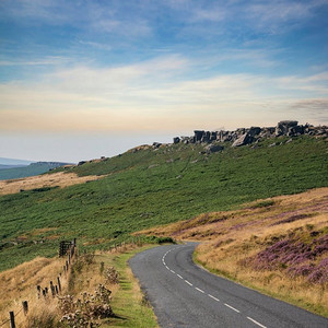 风景淡紫色摄影照片_美丽的风景图像在夏末的Stanage边缘在山顶区英格兰与惊人的云形成