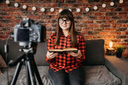 女性博客作者带着相机在网上流媒体