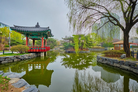 韩国地图摄影照片_首尔有凉亭的公园池塘，位于韩国首尔。韩国首尔的Youido Park