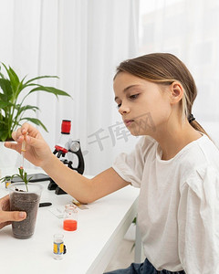 侧面视图女孩学习关于科学与植物