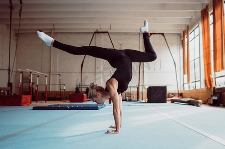 侧身女子训练体操锦标赛室内一角人物活动