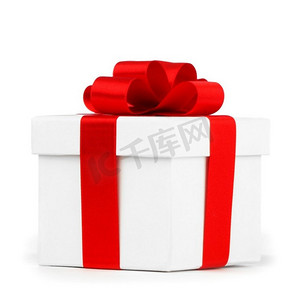 礼盒蝴蝶结摄影照片_白色礼品盒与红丝带弓隔绝在白色背景特写镜头。白色礼盒配红丝带蝴蝶结